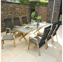 Gartenmöbel-Set bestehend aus einem Esstisch mit Holzkreuzgestell und sechs Hochlehner-Stühlen mit grauem Textilgewebe auf einer hellen Terrasse.