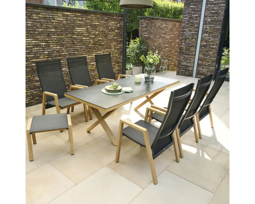 Gartenmöbel-Set bestehend aus einem Esstisch mit Holzkreuzgestell und sechs Hochlehner-Stühlen mit grauem Textilgewebe auf einer hellen Terrasse.