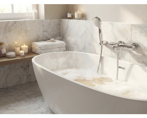 Badezimmer mit freistehender Badewanne, Handbrause und Marmorfliesen