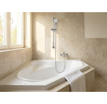 Badezimmer mit Eckbadewanne, Duschkopf und Handtuch