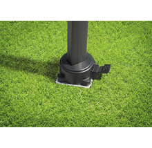 Detailansicht eines Pavillonfußes auf Rasen