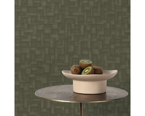 Raum mit strukturierten Mustertapeten, einem Beistelltisch und einer Schale mit Kiwis.