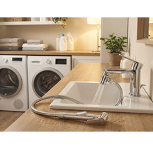 Helles Badezimmer mit Waschtisch, Armatur mit Brauseschlauch und Waschmaschinen