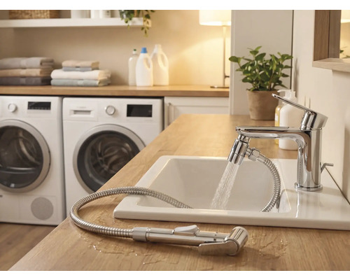 Helles Badezimmer mit Waschtisch, Armatur mit Brauseschlauch und Waschmaschinen