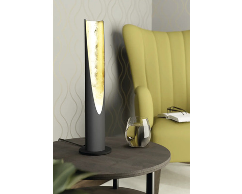 Dekorative Tischleuchte mit Goldfarbenem Inneren auf einem Beistelltisch