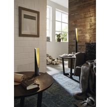 Wohnzimmer mit Tischleuchten und Holzvertäfelung