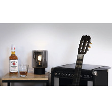 Dekorative Szene mit Flasche, Glas, Lampe und Gitarre