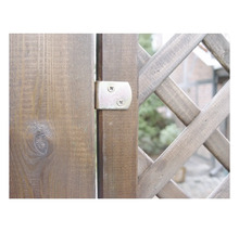 Detailansicht eines Gartentors mit Metallscharnier