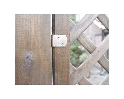 Detailansicht eines Gartentors mit Metallscharnier