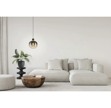 Wohnzimmer mit Sofa, Couchtisch, Hocker und Pendelleuchte