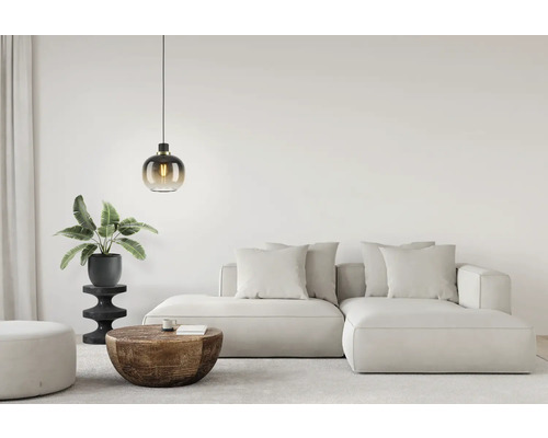 Wohnzimmer mit Sofa, Couchtisch, Hocker und Pendelleuchte