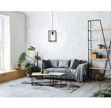 Wohnzimmer mit Sofa, Regal, Tisch und Pendelleuchte