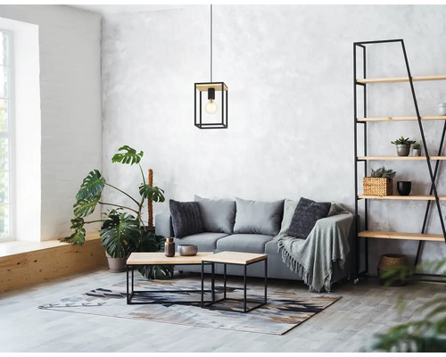 Wohnzimmer mit Sofa, Regal, Tisch und Pendelleuchte