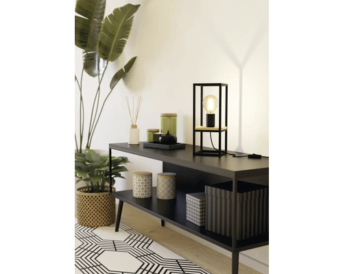 Dekoratives Regal mit Lampe, Duftstäbchen, Kerzen und Zimmerpflanzen