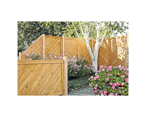 Holzzaun mit diagonalem Brettermuster im Garten