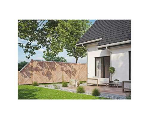 Holzzaun im Garten mit Gartenmöbeln und Rasenfläche vor einem Wohnhaus