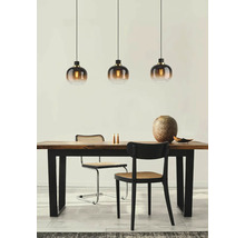 Esstisch mit drei Hängelampen, Stühlen und Dekoration