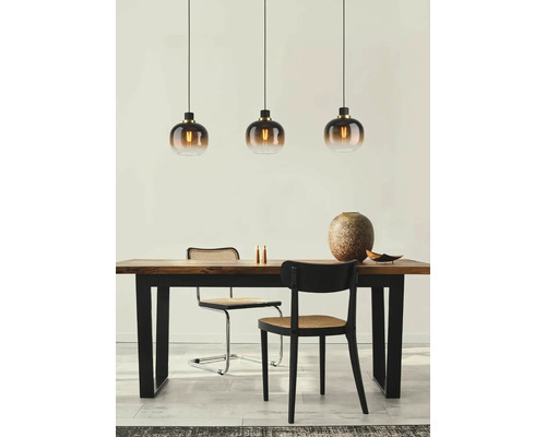 Esstisch mit drei Hängelampen, Stühlen und Dekoration