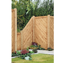 Holzzaun mit diagonalen Brettern und bepflanzten Blumenkästen im Garten