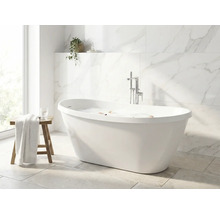 Helles Badezimmer mit freistehender Badewanne, Marmorfliesen und Holzhocker