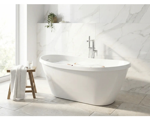 Helles Badezimmer mit freistehender Badewanne, Marmorfliesen und Holzhocker