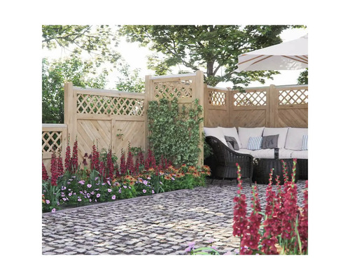 Garten mit Holzzaun, Pflanzen und Sitzbereich mit Gartenmöbeln unter einem Sonnenschirm