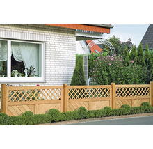 Holzzaun vor einem Haus mit Garten