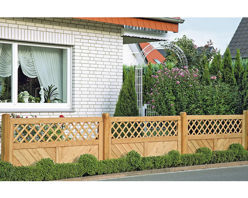 Holzzaun vor einem Haus mit Garten