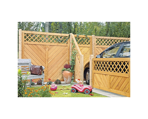 Holzzaun mit Gartentür und PKW-Einfahrt im Garten