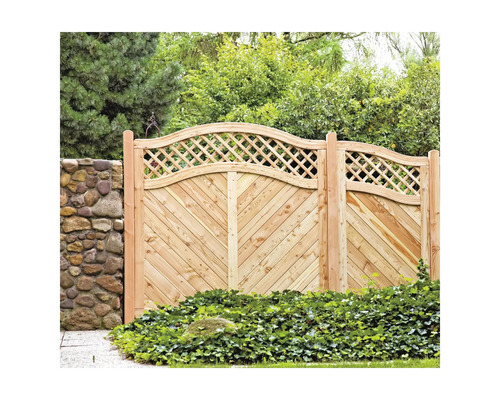 Holzzaun mit Rautenmuster und Steinmauer im Garten