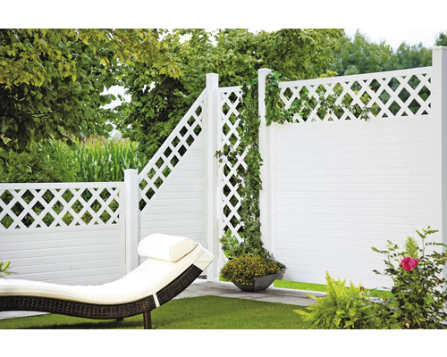 Garten mit weißem Zaun und Liegestuhl