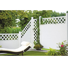 Garten mit weißem Zaun und Liegestuhl