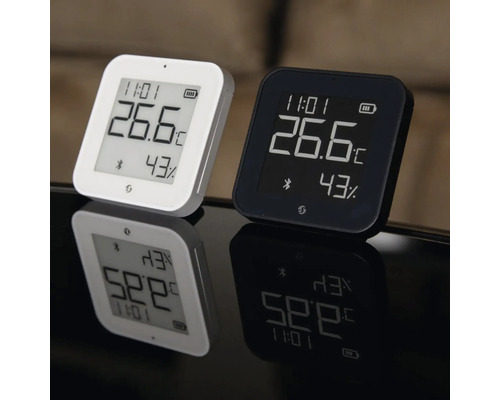 Zwei digitale Zimmerthermometer und Hygrometer in weiß und schwarz mit Anzeige von 26,6 Grad Celsius und 43 Prozent Luftfeuchtigkeit.