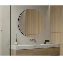 Modernes Badezimmer mit rundem Spiegel, Waschtisch und Holzschränken