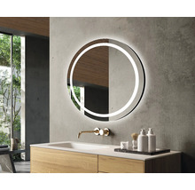 Modernes Badezimmer mit rundem Spiegel mit LED-Beleuchtung, Waschtisch und Armatur