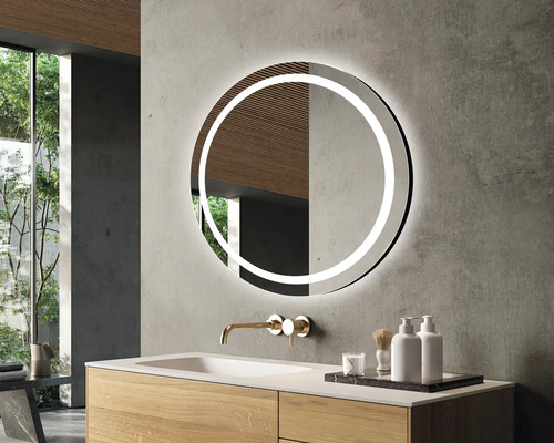 Modernes Badezimmer mit rundem Spiegel mit LED-Beleuchtung, Waschtisch und Armatur