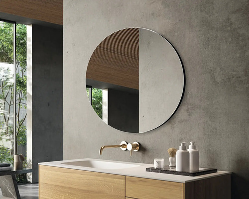 Modernes Badezimmer mit rundem Spiegel, Holzwaschtisch und Armatur