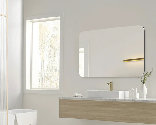 Modernes Badezimmer mit Spiegel, Waschbecken und Fenster für ein helles Ambiente