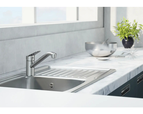 Spültischarmatur aus Metall in einer hellen Küche mit Spüle