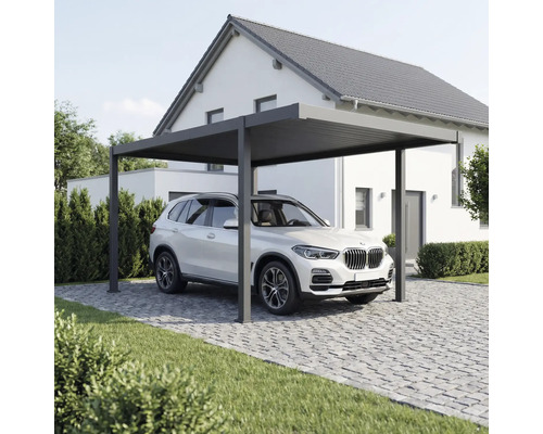 Modernes Carport mit Auto vor einem Wohnhaus