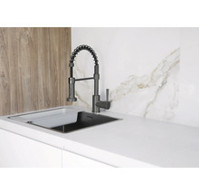 Küchenspüle mit Spültischarmatur und Abtropfschale auf einer Arbeitsplatte