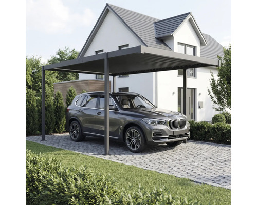 Carport mit Auto vor einem Wohnhaus.
