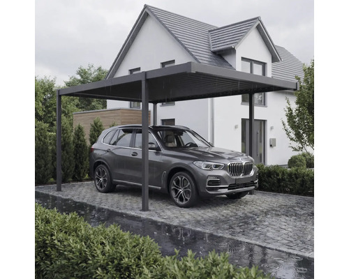 Graues Auto unter Carport vor Wohnhaus