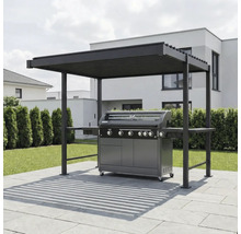 Grill mit Überdachung im Garten