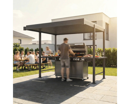 Grillplatz mit Grill, Überdachung und Gästen im Garten