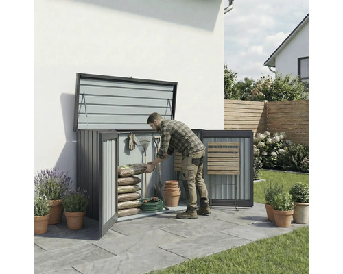 Mann ordnet Gartengeräte und Säcke in einer Gerätebox im Garten.