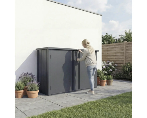 Frau öffnet eine Gerätebox im Garten, zur Aufbewahrung von Gartengeräten und Gartenmöbeln