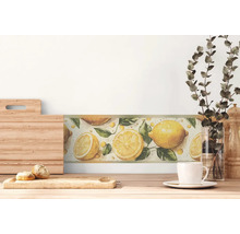 Wandbordüre mit Zitronen-Motiv in einer hellen Küche über einer Arbeitsplatte aus Holz mit Küchenutensilien.