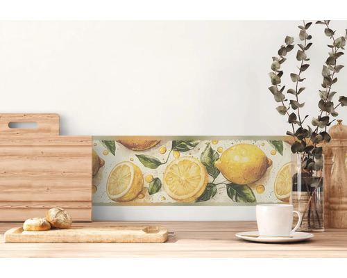 Wandbordüre mit Zitronen-Motiv in einer hellen Küche über einer Arbeitsplatte aus Holz mit Küchenutensilien.