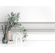 Wandleiste als Stuckprofil zur Wandgestaltung in einem hellen Raum mit Eucalyptus und moderner Dekoration.